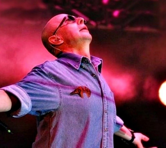 "El Indio" Solari anunció hoy su decisión de no volver a los escenarios debido a su enfermedad